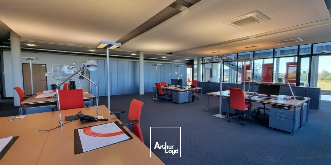 AU NORD DE GRAND POITIERS - TRES BEL ENSEMBLE DE BUREAUX A LOUER - PRESTATION DE HAUT NIVEAU - 321,50m²