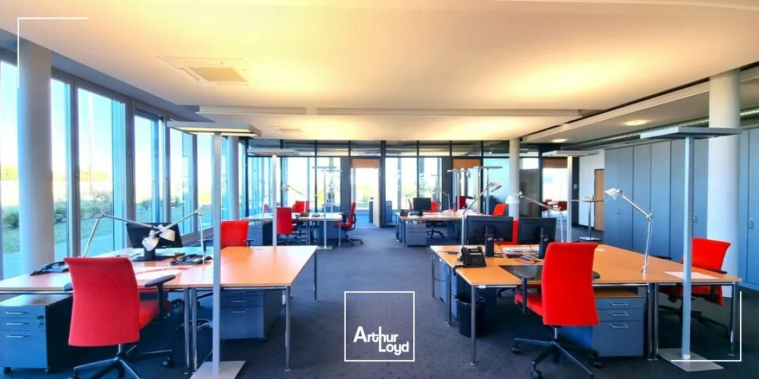 AU NORD DE GRAND POITIERS - TRES BEL ENSEMBLE DE BUREAUX A LOUER - PRESTATION DE HAUT NIVEAU - 321,50m²