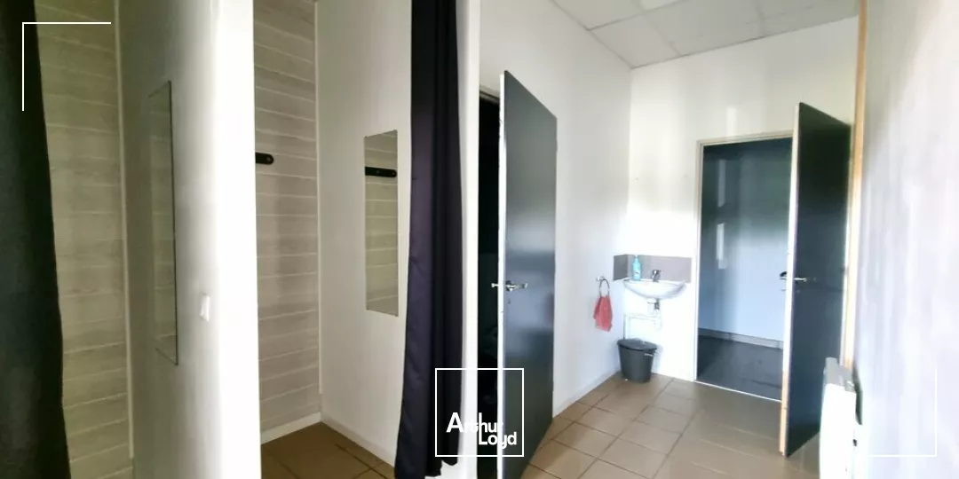 SAINT BENOIT - ROCADE - LOCAL PROFESSIONNEL de 187m² - BUREAUX OU ACTIVITES ARTISANALES A VENDRE OU A LOUER