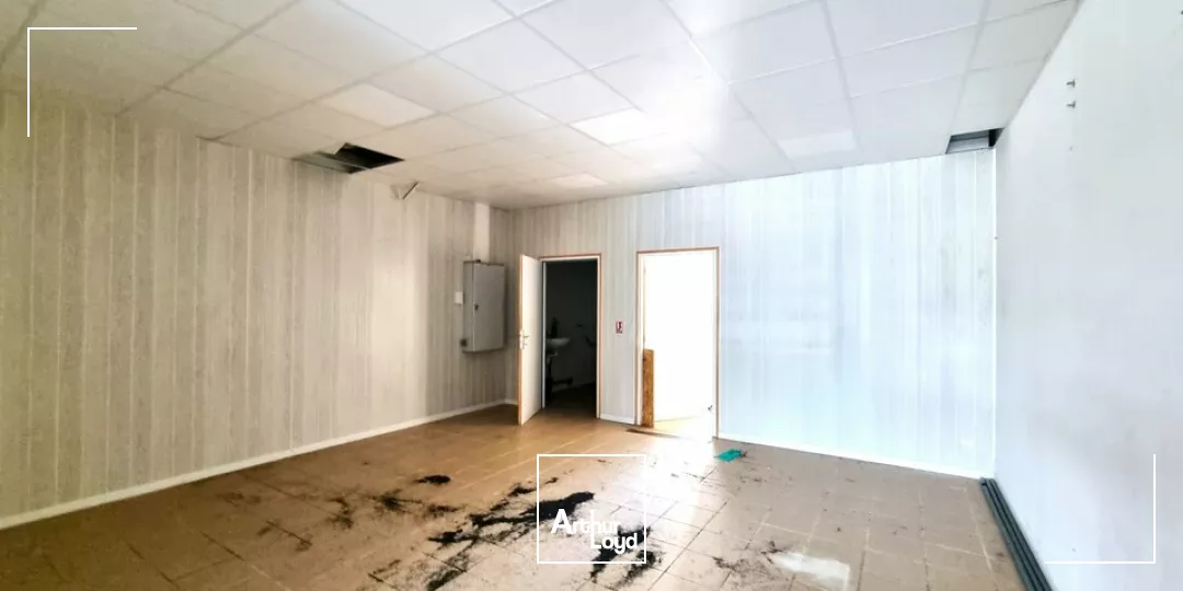 SAINT BENOIT - ROCADE - LOCAL PROFESSIONNEL de 187m² - BUREAUX OU ACTIVITES ARTISANALES A VENDRE OU A LOUER
