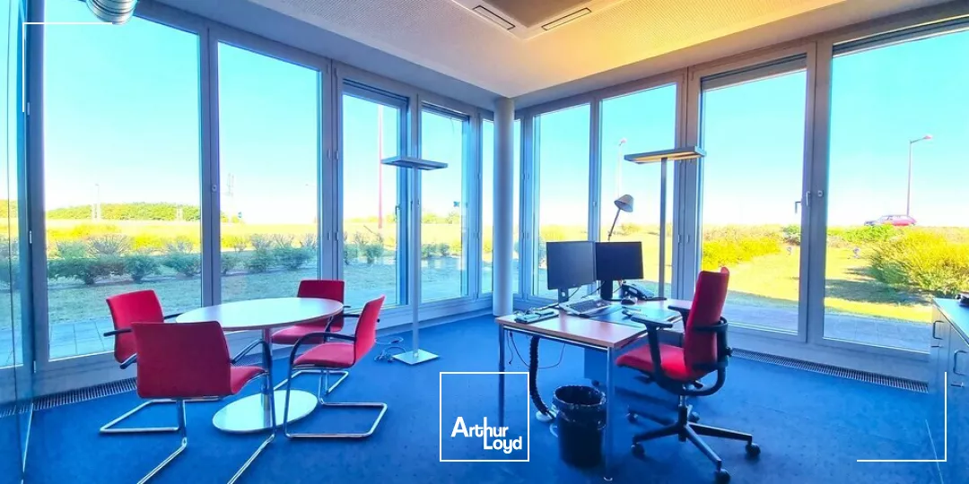 AU NORD DE GRAND POITIERS - TRES BEL ENSEMBLE DE BUREAUX A LOUER - PRESTATION DE HAUT NIVEAU - 321,50m²