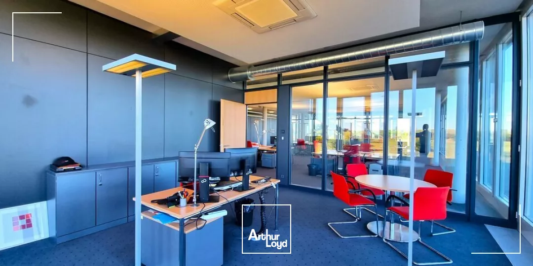 AU NORD DE GRAND POITIERS - TRES BEL ENSEMBLE DE BUREAUX A LOUER - PRESTATION DE HAUT NIVEAU - 321,50m²