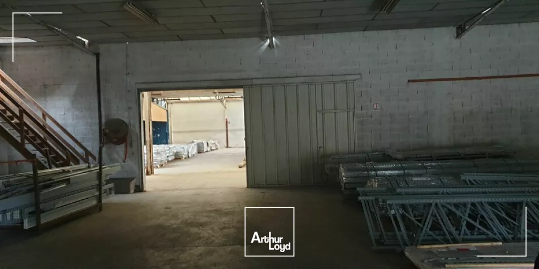 A VENDRE LOCAL D'ACTIVITE DE 880 m2 - ACCES GROS PORTEUR - FONTENAY LE COMTE 