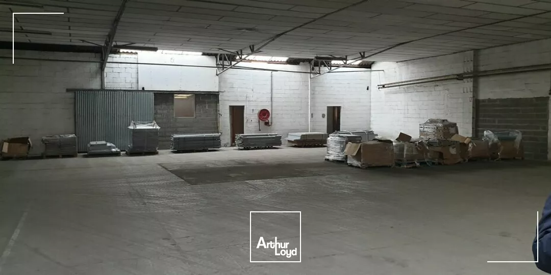 A VENDRE LOCAL D'ACTIVITE DE 880 m2 - ACCES GROS PORTEUR - FONTENAY LE COMTE 