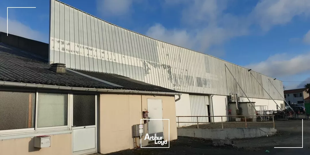 A VENDRE LOCAL D'ACTIVITE DE 880 m2 - ACCES GROS PORTEUR - FONTENAY LE COMTE 