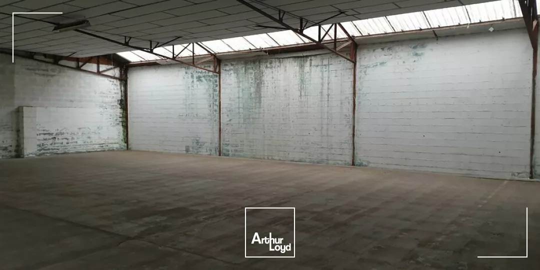 A VENDRE LOCAL D'ACTIVITE DE 880 m2 - ACCES GROS PORTEUR - FONTENAY LE COMTE 