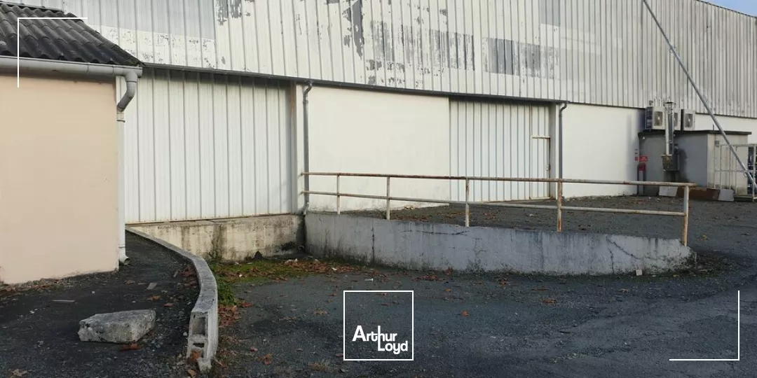 A VENDRE LOCAL D'ACTIVITE DE 880 m2 - ACCES GROS PORTEUR - FONTENAY LE COMTE 