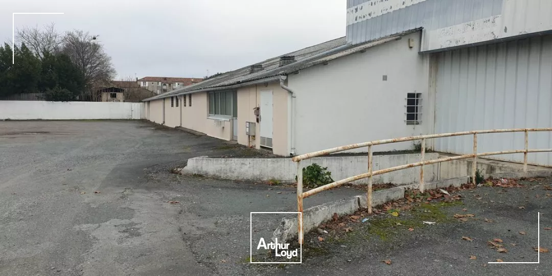 A VENDRE LOCAL D'ACTIVITE DE 880 m2 - ACCES GROS PORTEUR - FONTENAY LE COMTE 
