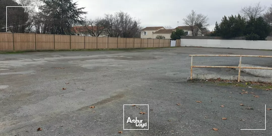 A VENDRE LOCAL D'ACTIVITE DE 880 m2 - ACCES GROS PORTEUR - FONTENAY LE COMTE 
