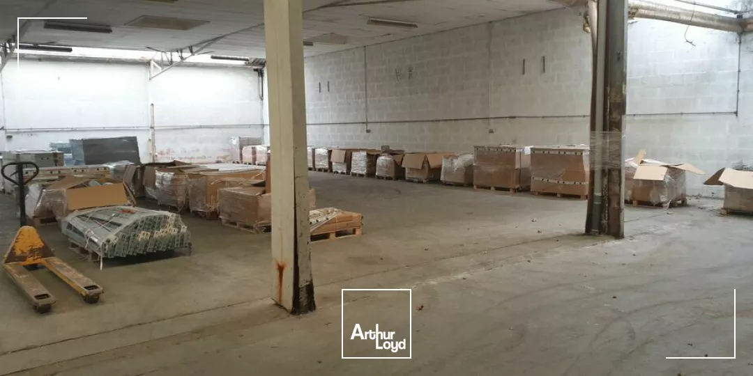 A VENDRE LOCAL D'ACTIVITE DE 880 m2 - ACCES GROS PORTEUR - FONTENAY LE COMTE 