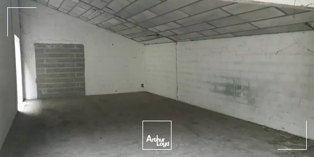 A VENDRE LOCAL D'ACTIVITE DE 880 m2 - ACCES GROS PORTEUR - FONTENAY LE COMTE 