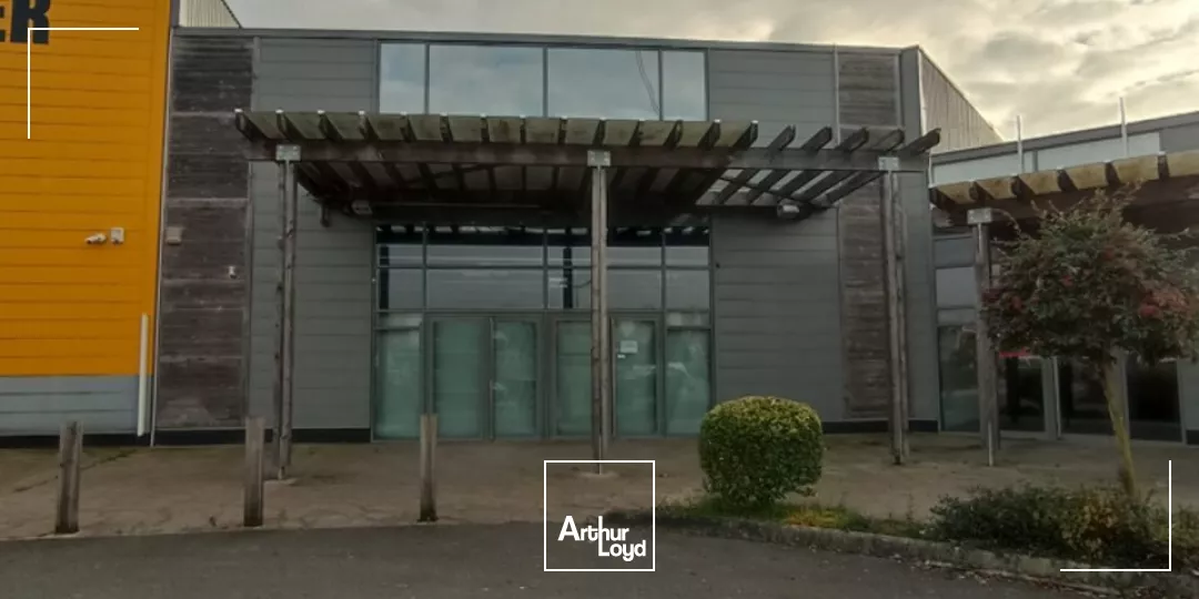 A LOUER - UN LOCAL COMMERCIAL DE 1200m² EN PLEIN COEUR DE LA ZONE DE LA MUDE - BESSINES