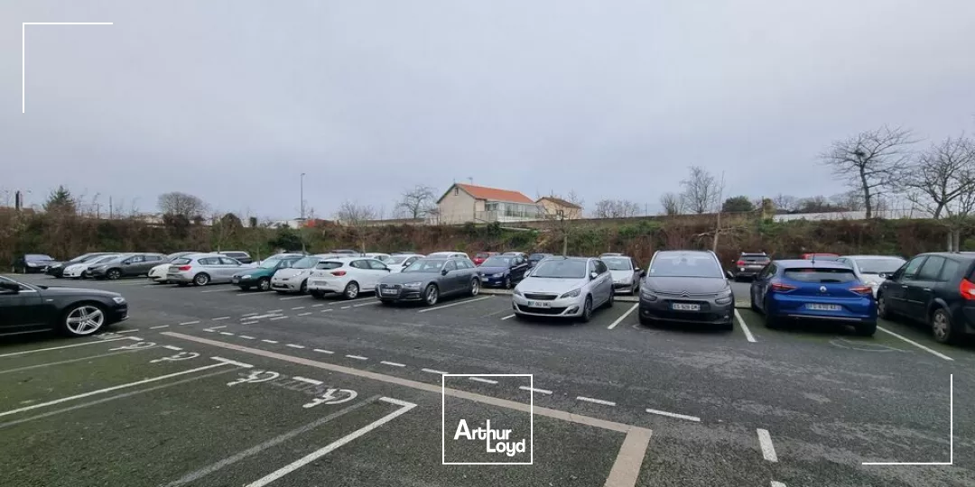 CHASSENEUIL DU POITOU - 2129m² DE BUREAUX A LOUER ET GRAND PARKING
