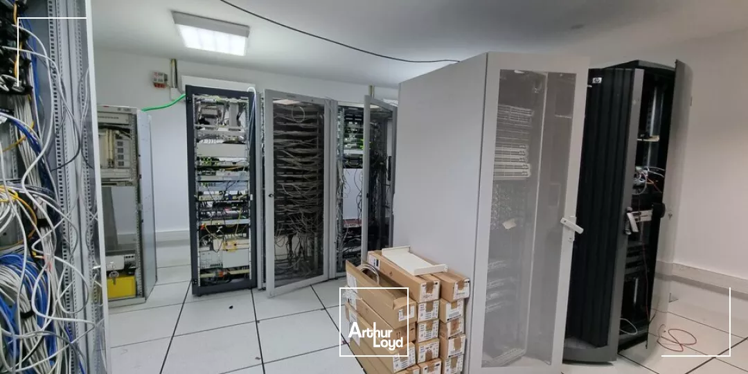 CHASSENEUIL DU POITOU - 2129m² DE BUREAUX A LOUER ET GRAND PARKING