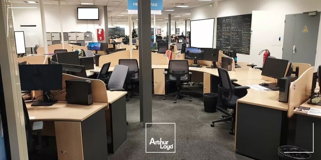 CHASSENEUIL DU POITOU - 2129m² DE BUREAUX A LOUER ET GRAND PARKING