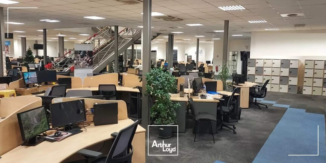 CHASSENEUIL DU POITOU - 2129m² DE BUREAUX A LOUER ET GRAND PARKING