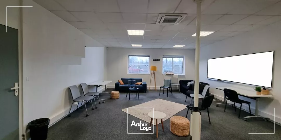 CHASSENEUIL DU POITOU - 2129m² DE BUREAUX A LOUER ET GRAND PARKING