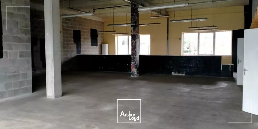 A LOUER LOCAL COMMERCIAL DE 240m² ZONE DU FUTUROSCOPE CHASSENEUIL (86)