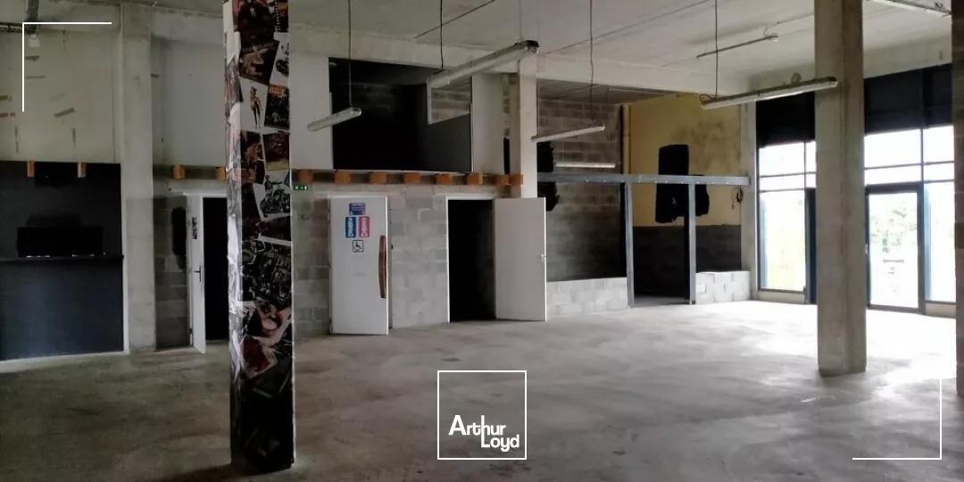 A LOUER LOCAL COMMERCIAL DE 240m² ZONE DU FUTUROSCOPE CHASSENEUIL (86)