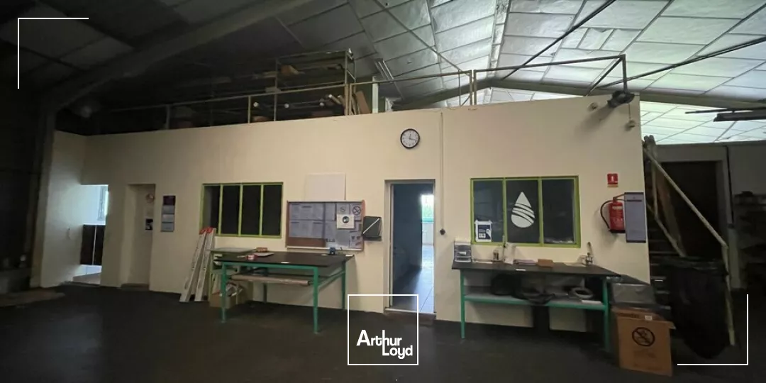 ACHAT LOCAL ZONE DE SOUDAN SORTIE DE PEAGE A10