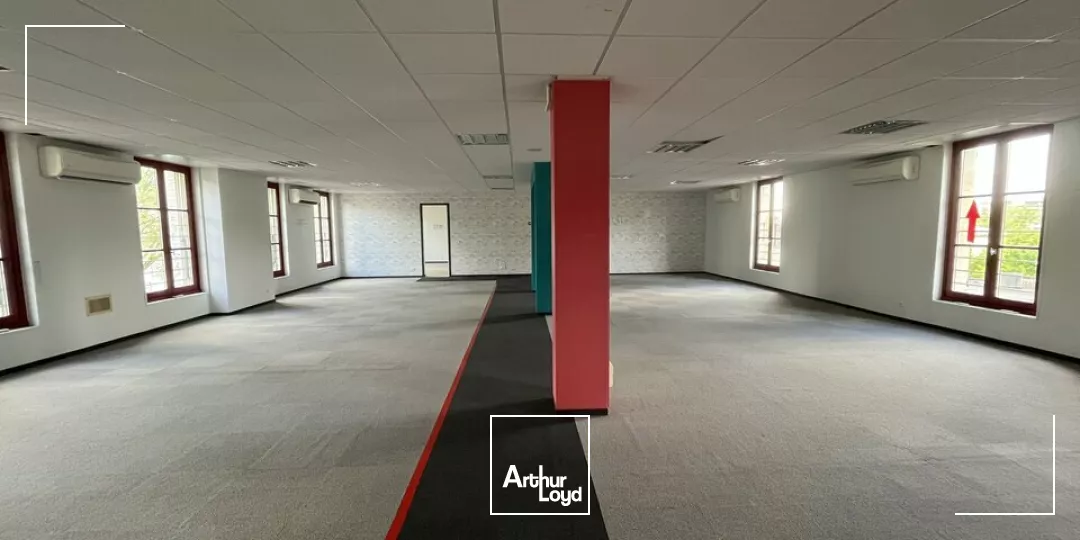 BUREAUX LUMINEUX À LOUER  EMPLACEMENT STRATÉGIQUE À NIORT !