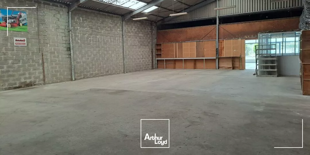 A LOUER LOCAL COMMERCIAL AVEC BUREAUX ET STOCKAGE 700m² DIVISIBLE AXE POITIERS / TOURS