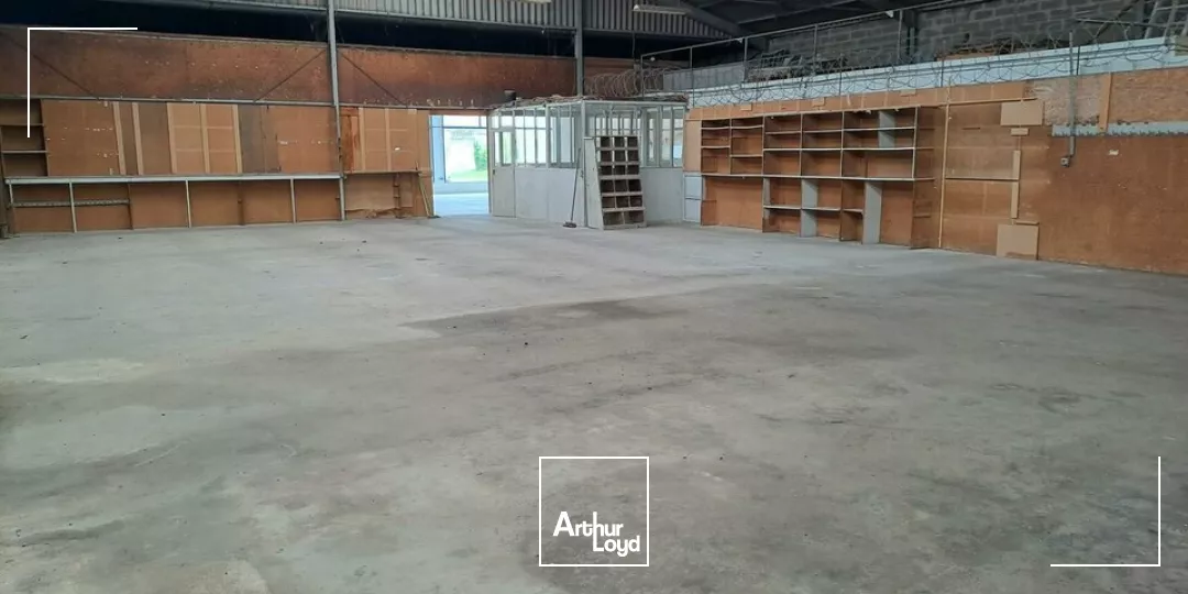 A LOUER LOCAL COMMERCIAL AVEC BUREAUX ET STOCKAGE 700m² DIVISIBLE AXE POITIERS / TOURS