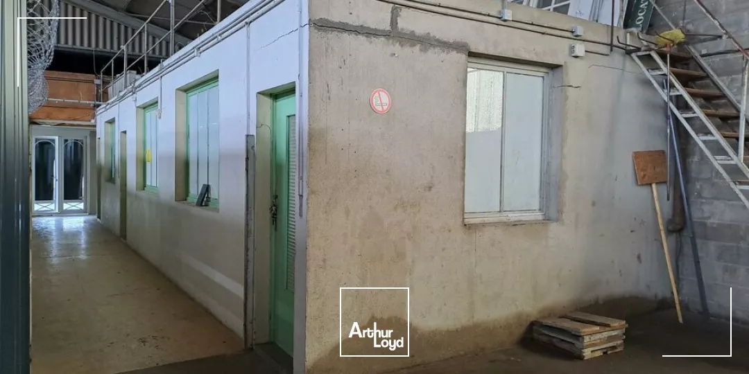 A LOUER LOCAL COMMERCIAL AVEC BUREAUX ET STOCKAGE 700m² DIVISIBLE AXE POITIERS / TOURS