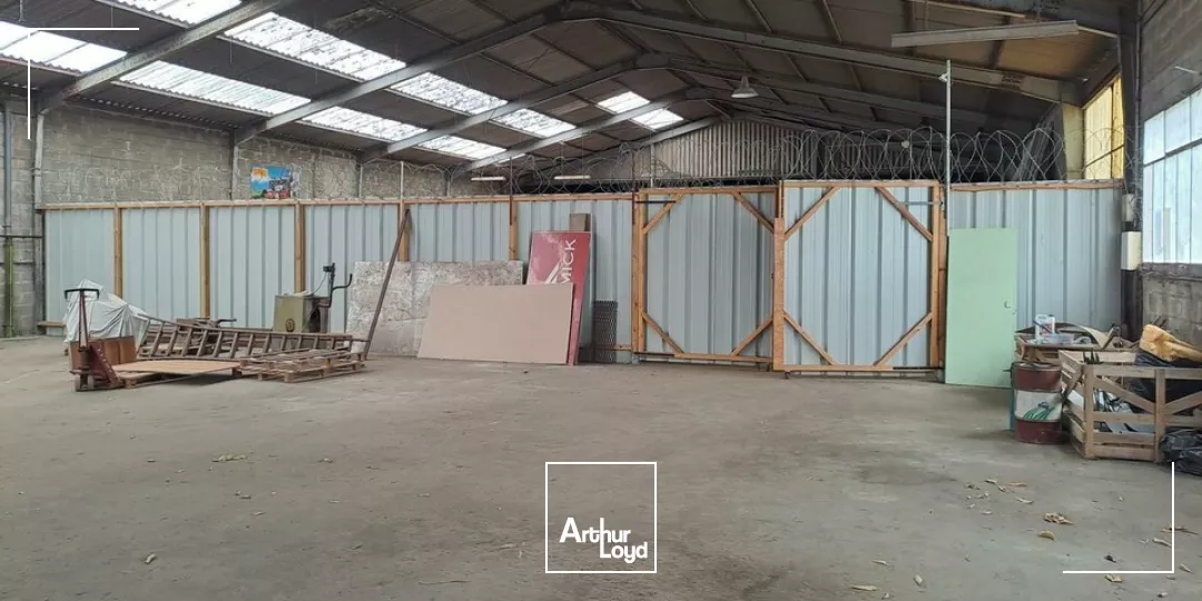 A LOUER LOCAL COMMERCIAL AVEC BUREAUX ET STOCKAGE 700m² DIVISIBLE AXE POITIERS / TOURS