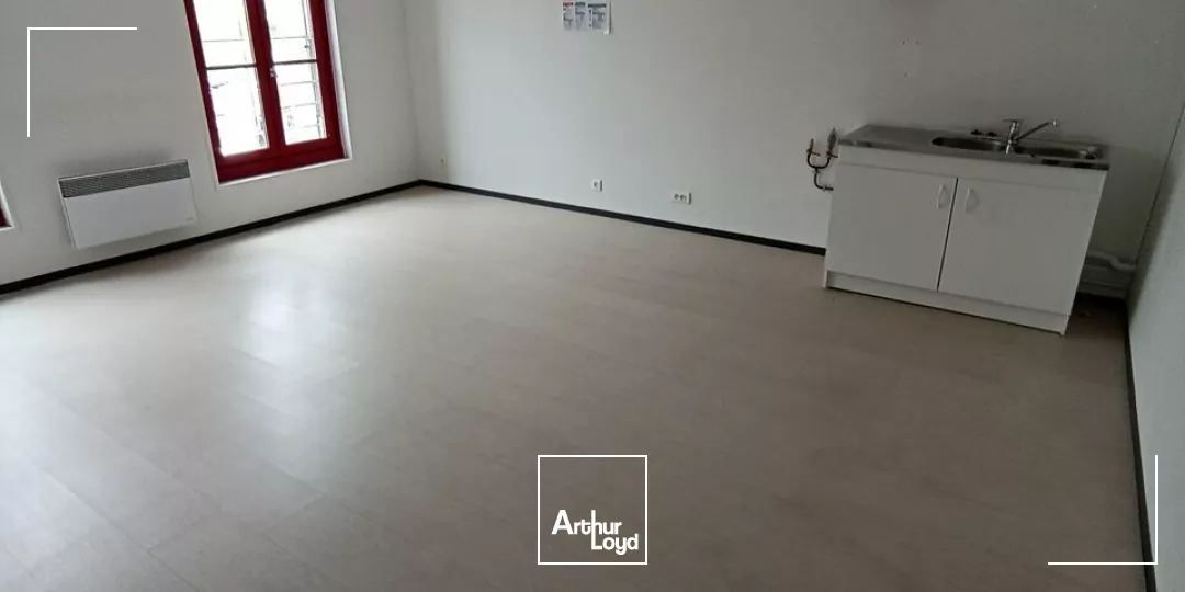 A VENDRE - BUREAUX DE 318m² SITUÉS EN BORDURE DE L'AVENUE DE PARIS A NIORT