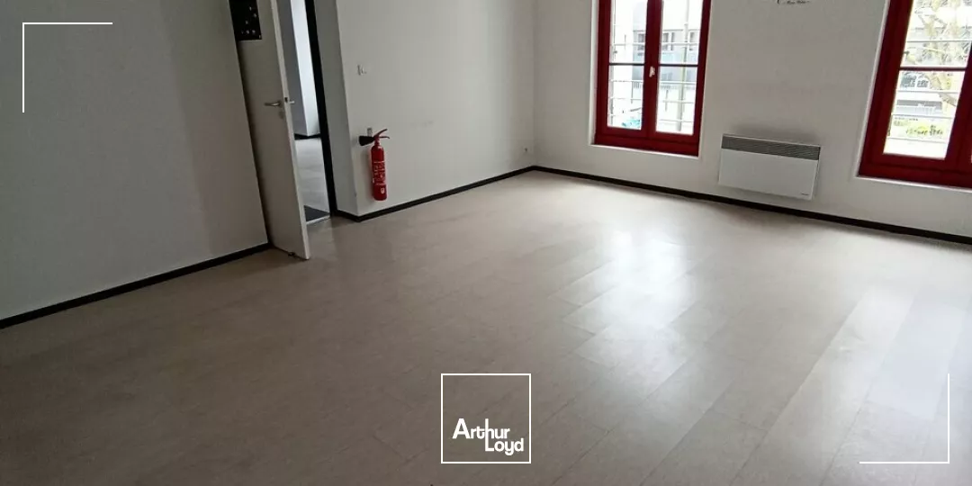 A VENDRE - BUREAUX DE 318m² SITUÉS EN BORDURE DE L'AVENUE DE PARIS A NIORT