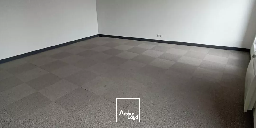 A VENDRE - BUREAUX DE 318m² SITUÉS EN BORDURE DE L'AVENUE DE PARIS A NIORT