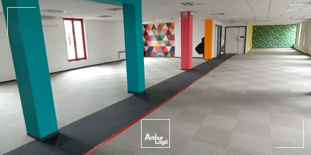 A VENDRE - BUREAUX DE 318m² SITUÉS EN BORDURE DE L'AVENUE DE PARIS A NIORT