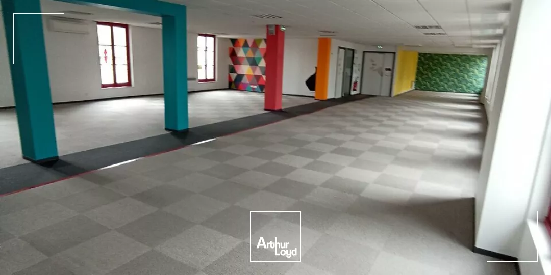 A VENDRE - BUREAUX DE 318m² SITUÉS EN BORDURE DE L'AVENUE DE PARIS A NIORT