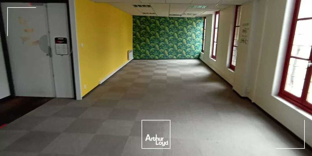 A VENDRE - BUREAUX DE 318m² SITUÉS EN BORDURE DE L'AVENUE DE PARIS A NIORT