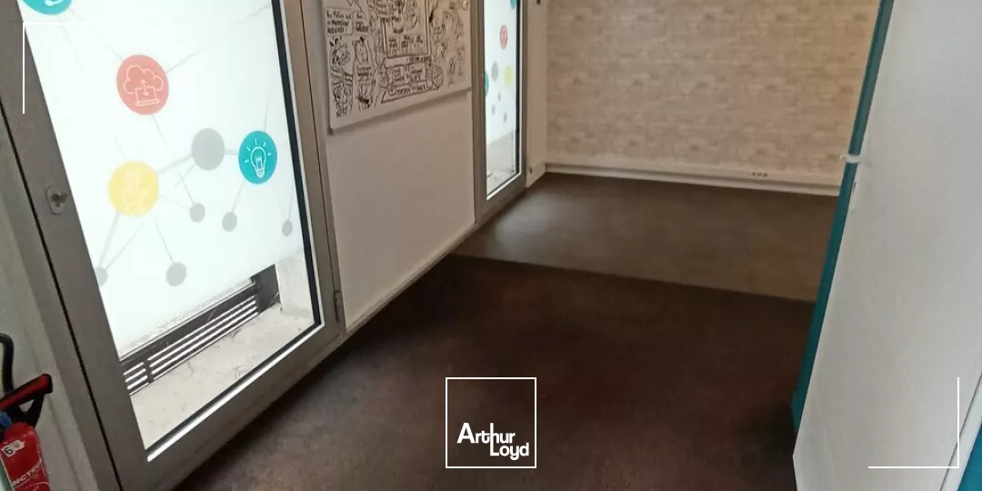 A VENDRE - BUREAUX DE 318m² SITUÉS EN BORDURE DE L'AVENUE DE PARIS A NIORT