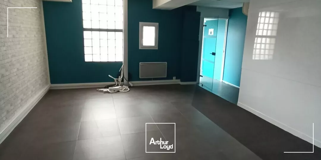 A VENDRE - BUREAUX DE 318m² SITUÉS EN BORDURE DE L'AVENUE DE PARIS A NIORT