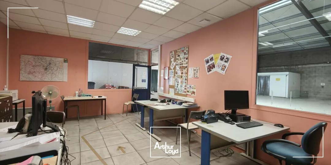 POITIERS ZONE COMMERCIALE AUCHAN SUD - ENTREPOT A LOUER 750M²