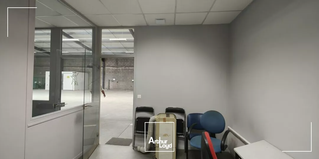 POITIERS ZONE COMMERCIALE AUCHAN SUD - ENTREPOT A LOUER 750M²