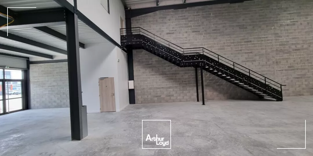 POITIERS ZI REPUBLIQUE - LOCAUX D'ACTIVITES A LOUER - BUREAUX ET ENTREPOT 220M²