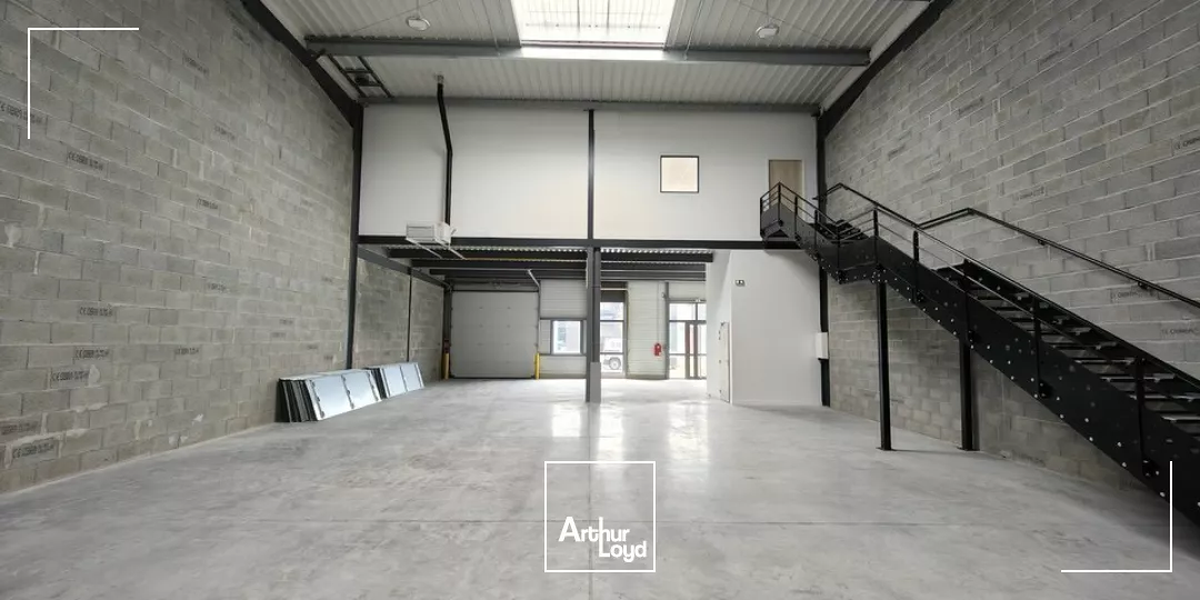 POITIERS ZI REPUBLIQUE - LOCAUX D'ACTIVITES A LOUER - BUREAUX ET ENTREPOT 396M²