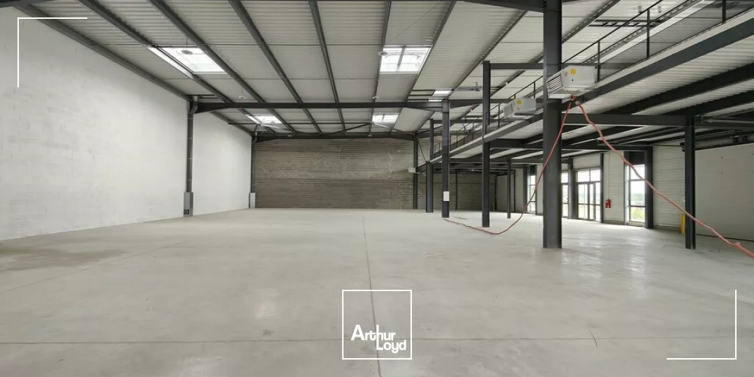 POITIERS ZI REPUBLIQUE - LOCAUX D'ACTIVITES A LOUER - BUREAUX ET ENTREPOT 396M²