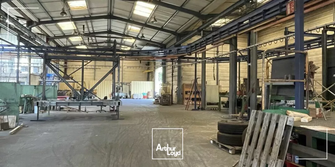 A VENDRE UN LOCAL INDUSTRIEL DE 4350 m² PLUS GRAND FONCIER - ZONE SUD DE NIORT