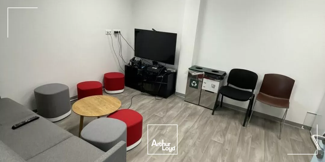 LOCATION 434m2 IMMEUBLE DE BUREAUX AVEC PARKINGS AVENUE DE LA ROCHELLE NIORT