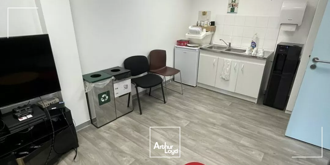 LOCATION 434m2 IMMEUBLE DE BUREAUX AVEC PARKINGS AVENUE DE LA ROCHELLE NIORT