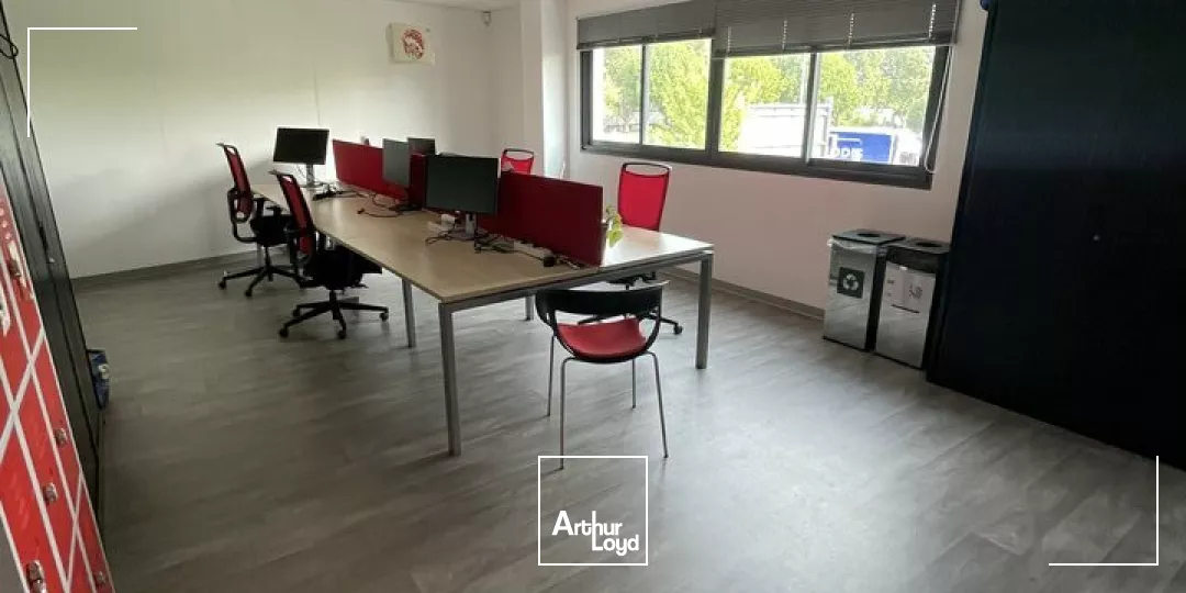 LOCATION 434m2 IMMEUBLE DE BUREAUX AVEC PARKINGS AVENUE DE LA ROCHELLE NIORT
