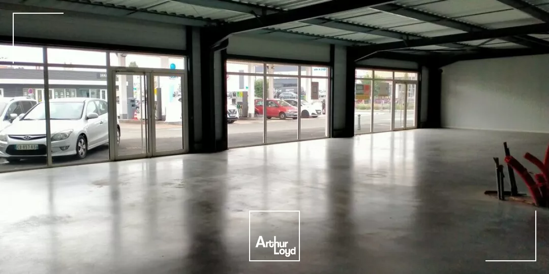 A LOUER LOCAL COMMERCIAL DE 214m² - AXE PASSANT - POITIERS SUD AVENUE DU 8 MAI 1945