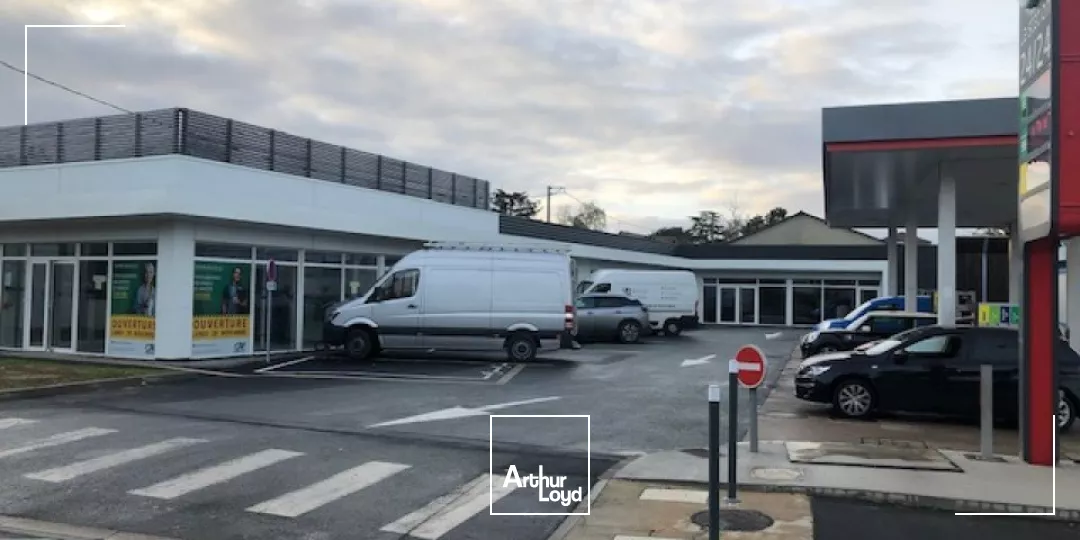 A LOUER LOCAL COMMERCIAL DE 214m² - AXE PASSANT - POITIERS SUD AVENUE DU 8 MAI 1945