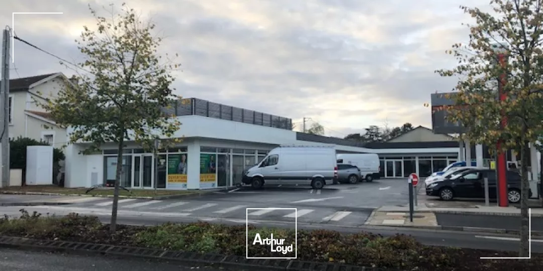 A LOUER LOCAL COMMERCIAL DE 214m² - AXE PASSANT - POITIERS SUD AVENUE DU 8 MAI 1945