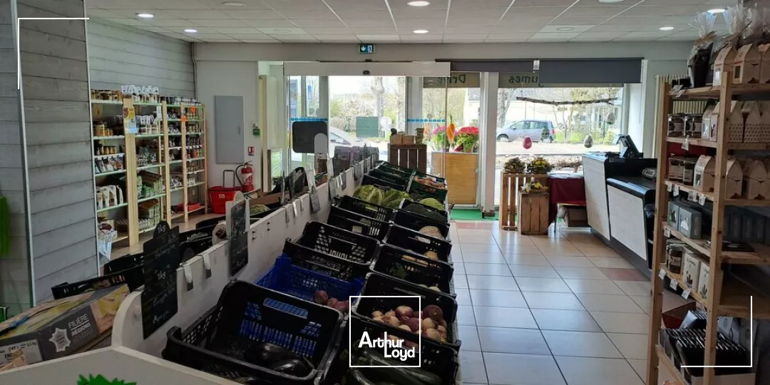 A VENDRE LOCAL COMMERCIAL AVEC EXCELLENTE VISIBILITE SUR AXE D910 CHATELLERAULT / TOURS.